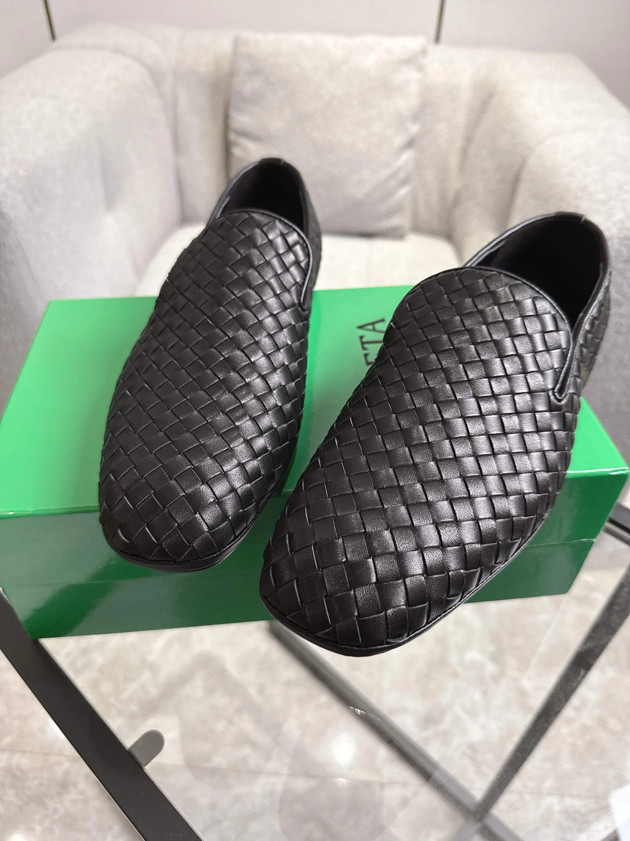 [BV] Top P: 760💰Size for couples: 35-44 (40.41 for women, 38 for men, 45.46.47, custom-made, non-returnable) Bottega Veneta 2025 autumn counter synchronized genuine leather outsole classic woven beanie shoes for couples, Bottega Veneta square-toe flat shoes, imported mixed sheepskin, imported sheep! Leather outsole! [Rose][Rose]! Purely hand-woven and operated, the original board is reproduced one-to-one! quality assurance!